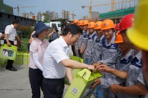 市委副書記、市長錢三雄等一行慰問奮戰(zhàn)在高溫一線建設(shè)工人